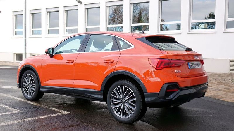 Trotz schräger Heckscheibe vermeidet Audi die Schießscharten-Optik manch anderer SUV-Coupés. Die Sicht nach hinten ist recht gut – muss sie aber auch, da eine Rückfahrkamera fehlt. (Rosenow/»kfz-betrieb«)