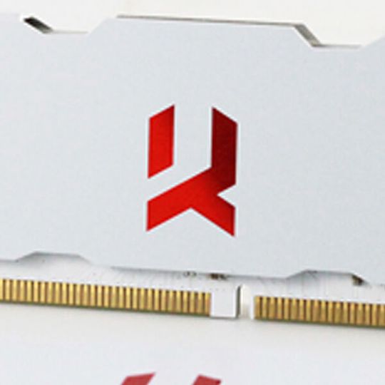Mit den Modulen der Serie IRDM PRO Crimson White liefert Goodram einen Hingucker unter den DDR4-Speichern.(Bild:  Goodram)