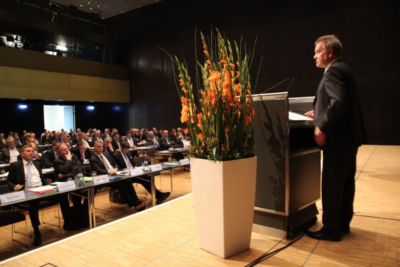 Franz Untersteller, Minister für Umwelt, Klima und Energiewirtschaft im Land Baden-Württemberg, bestätigt Handlungsbedarf: „Das EEG war Geburtshelfer, jetzt muss das Gesetz ins Erwachsenenalter überführt werden.“ (Bild: Jablonski)