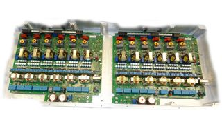 Bild 1: Diese sechsfach geregelten, stromkaskadierten Frontendstufen werden über eine Prozessoreinheit beliebig geregelt parallel­geschaltet für n x 3 kW/5 kW dynamisch.  (Bild: SYKO)