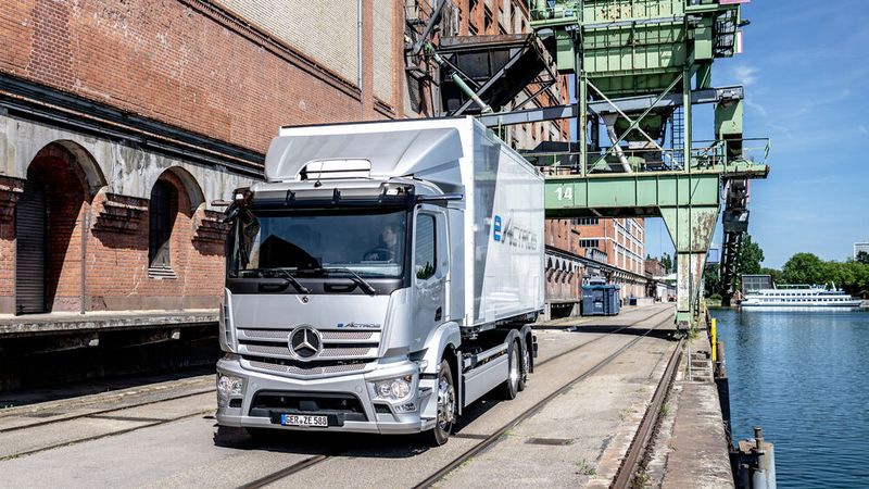 Das Laden dauert, kann idealerweise aber beim Beladen an der Speditions-Rampe erfolgen. (Bild: Daimler Truck AG)