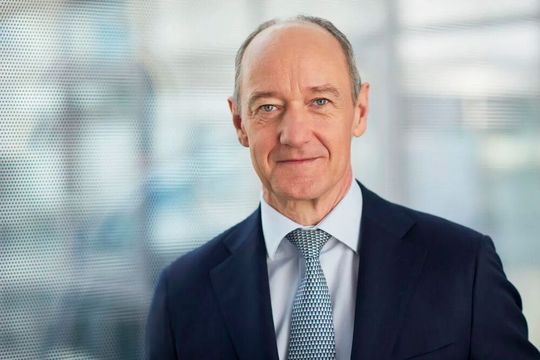 Siemens-Chef Roland Busch kommentiert zur derzeitigen Geschäftslage des Konzerns: „Unsere Geschäfte laufen an sich stabil, nur die Sparte Digital Industries bremst derzeit.“(Bild:  Siemens)