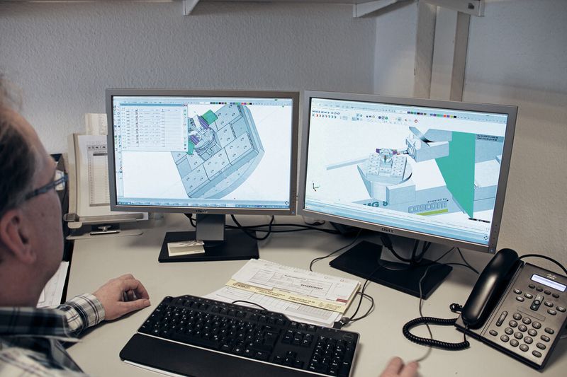 Die NC-Programmierer können Änderungen sehr schnell im Haus selbst vornehmen. Zudem wurde die NC-Programmierung deutlich beschleunigt. (Bild: Coscom Computer)