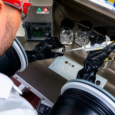 Im Batterielabor prüft Lanxess den Einfluss von Eisenoxid- und Eisenphosphat-Qualitäten in LFP-Materialien direkt in Batteriezellen und schafft so eine fundierte Basis für die Bewertung ihrer Leistungsfähigkeit. (Bild: Lanxess)