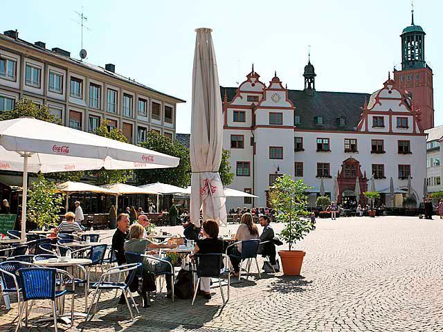Darmstadt hat sich zum Ziel gesetzt, mit der Strategie Digitalstadt Darmstadt ein nachhaltiges Programm aufzusetzen, um den digitalen Wandel in der Stadt zu gestalten. Hierbei soll demonstriert werden, wie eine Stadt unter Verwendung moderner Telekommunikationsinfrastruktur und innovativer Lösungen in diversen Lebensbereichen in Zukunft aussehen kann. Ferner konzentriert sich Darmstadt auf die Nachhaltigkeit seiner Maßnahmen, damit diese auch nach Ablauf von Projektzeiträumen weiterhin greifen. Durch die kommunale Digitale Agenda soll zudem ein Standortvorteil geschaffen werden, der vorhandene Unternehmen in der Stadt hält und zu Neuansiedlungen führt. (Stadt Darmstadt)
