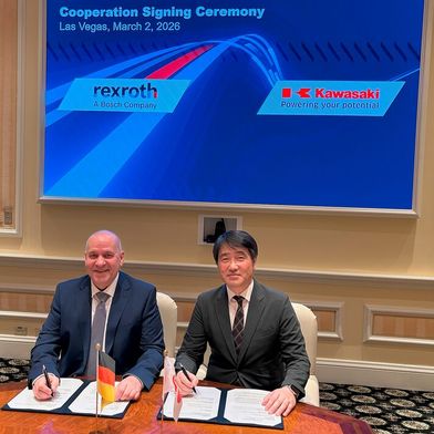Bodo will soon be hitting it off smart! Signing the memorandum of understanding in Las Vegas: Steffen Haack, Member of the Board of Bosch Rexroth, and Yoshimoto Matsuda, Managing Director of Precision Machinery & Robot Company, Kawasaki Heavy Industries. Here's what it's all about ... (Image:Bosch Rexroth)