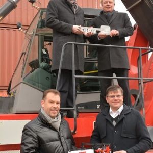 Feierliche Übergabe (obere Reihe): Michael Heinemann (Geschäftsführer DB IS), Thomas Koskimaa (Geschäftsführer Cargotec Germany). Untere Reihe: Peter Zücker (Verkaufsleiter KALMAR Terminal Business) und Hermann N. Tamke (Fuhrparkleiter DB IS).