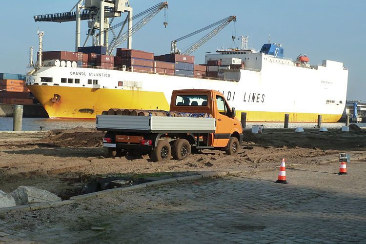 Der Pritschenwagen von Oberaigner auf Sprinter-Basis kennt mit seinem Allradantrieb keine Probleme im Gelände. (Foto: Wolfgang Pester)