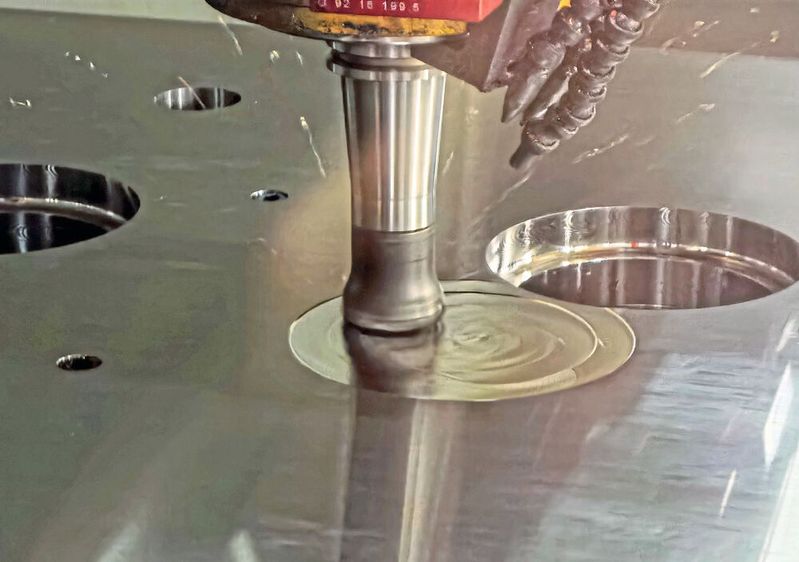 Die Standardspindel (101 Newtonmeter, 22.000 Umdrehungen pro Minute) beim Fräsen des Probewerkstücks mit einem Messerkopf mit 52 Millimeter Durchmesser. Die Standardspindel (101 Newtonmeter, 22.000 Umdrehungen pro Minute) beim Fräsen des Probewerkstücks mit einem Messerkopf mit 52 Millimeter Durchmesser.