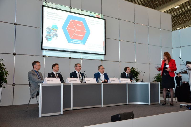 Teilnehmer der Podiumsdiskussion Modulare Automation auf der SPS 2016 unter der Leitung von Anke Geipel-Kern (Leitende Redakteurin PROCESS): v.l.n.r. Michael Pelz (Clariant), Dr. Johannes Wagner (Sartorius), Dr Axel Haller (ABB), Thomas Mader (Gea), Dr. Jens Bernshausen (Invite) (PROCESS)