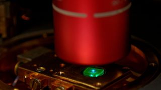 Eine Probe mit mehreren grün leuchtenden Perowskit-Quantenpunkten, die von einem blauen Laser angeregt werden.  (IBM Research / Thilo Stöferle)