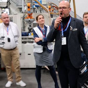 Die Veranstaltungsreihe "Treffpunkt Werkzeugbau" soll den Zusammenhalt der Unternehmen stärken, wertvolles Know-how vermitteln und die Sichtbarkeit der Branche erhöhen. Wichtiger Bestandteil sind geführte  Rundgänge durch die Produktion des gastgebenden Unternehmens.(Bild:  Maschinenmarkt/rw)