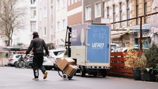 Mit dem XXL-Fahrradauflieger werden Pakete in Großstädten emissionsfrei geliefert. (Bild: Zemmi GmbH)