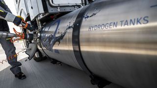 Lkw mit Wasserstofftank: Die Brennstoffzellentechnik wird immer günstiger. (Bild: Daimler Truck AG)