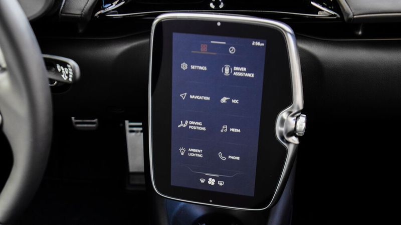 Große Bildschirme zählen längst zum Standard. (Bild: McLaren)
