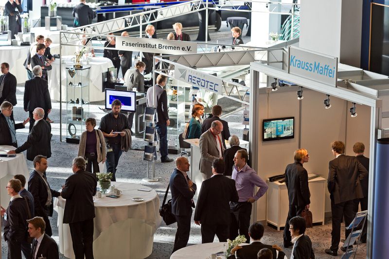 19 Aussteller flankierten den Kongress ITHEC 2012 in Bremen. Thematisch deckten sie die komplette Wertschöpfungskette für thermoplastische Faserverbundbauteile ab: vom Material bis zum montagefertigen Bauteil. (Bild: Messe Bremen/Jan Rathke)