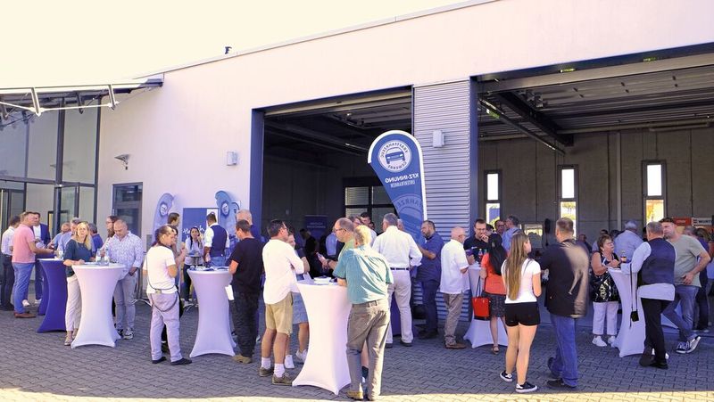 Der Austausch gehört zu einer Innungsversammlung dazu. (Bild: Zietz – »kfz-betrieb«)