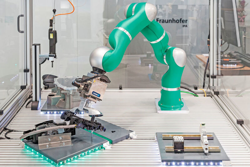 Bild 1: Eine Software des Fraunhofer-IPA für feinfühlige Montagevorgänge ermöglicht die wirtschaftliche Automatisierung bisher manuell ausgeführter Prozesse. (Fraunhofer-IPA/Rainer Bez)