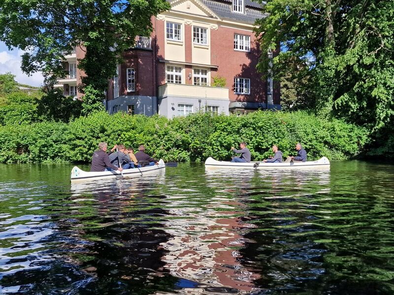 Team Rechenzentrum löst gemeinsam Fragen der Rallye. (Bild: Capelletti & Perl)