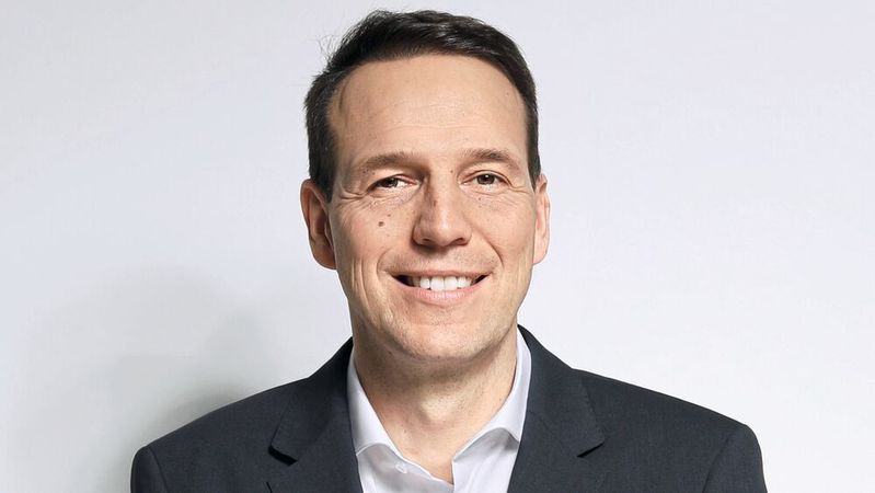 Mario Köhler, Vorsitzender Geschäftsführer und Präsident von Toyota Deutschland, sieht die 100.000 Pkw- und Nutzfahrzeugzulassungen auch 2026 als Richtschnur.(Bild:  Jack Kulcke)