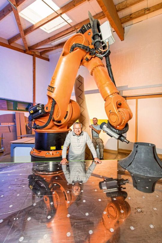 Tischlermeister Axel Eigenstetter (links) steht vor dem Industrieroboter mit seinem Mitarbeiter Gunnar Mai. Tischlermeister Axel Eigenstetter (links) steht vor dem Industrieroboter mit seinem Mitarbeiter Gunnar Mai.