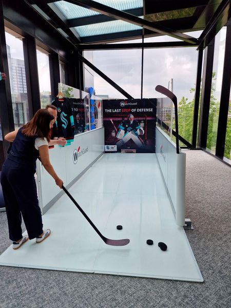 Neben Attacken im Cyberraum erforderten auch Eishockey-Angriffe volle Konzentration. (Bild: WatchGuard)