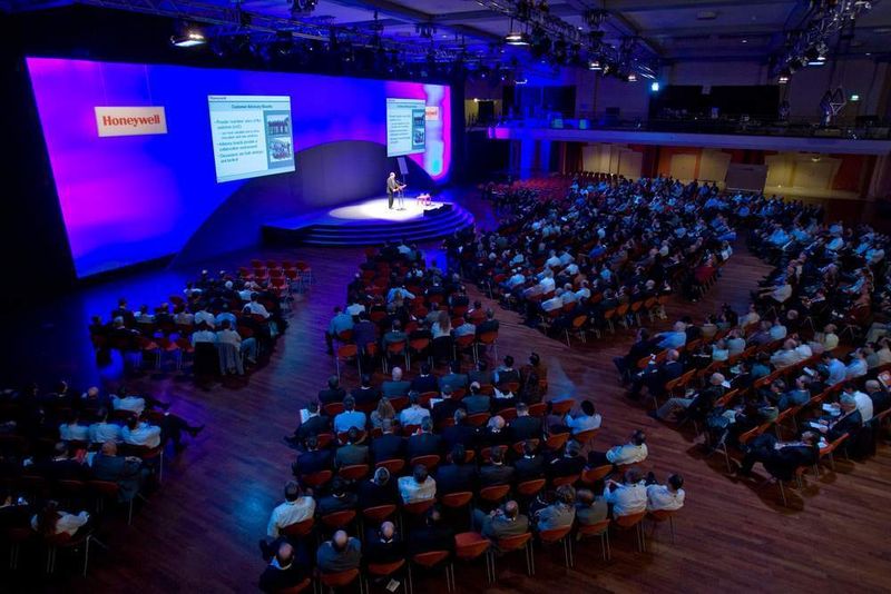 Blick ins Auditorium: Mehr als 450 externe Teilnehmer kamen zur diesjährigen Honeywells Users‘ Group Konferenz EMEA nach Berlin ins Hotel Estrel. (Archiv: Vogel Business Media)