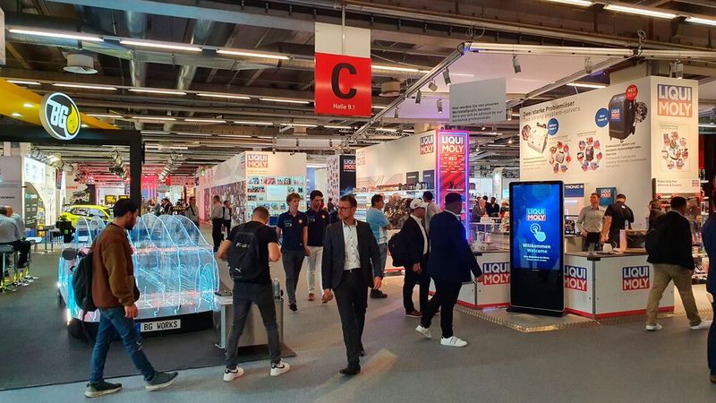 Zeitenwende: Früher hätte ein Schmierstoffhersteller wie Liqui Moly mit einem Ölfass für sich geworben, heute ist es ein Smartphone. (Bild: Schreiner – »kfz-betrieb«)