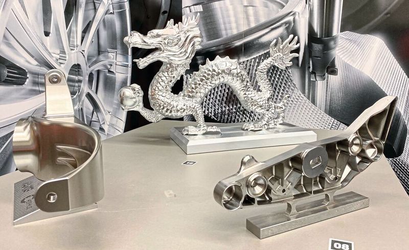 Hermle Hausausstellung 2022: Auf über 20 Bearbeitungszentren und mit Bearbeitungen aus unterschiedlichsten High-Tech-Branchen Live unter Span hat Hermle die Leistungsfähigkeit seiner Produkte dargestellt. (Anne Richter, SMM)