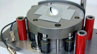 In der Prüfmaschine drückt ein halbkugelförmiger Stempel das Werkstück bis zu einer definierten Tiefe ein. Die Analyse des Kraft-Weg-Verlaufs erlaubt detaillierte Rückschlüsse auf die Qualität des Materials. (Bild: Fraunhofer)