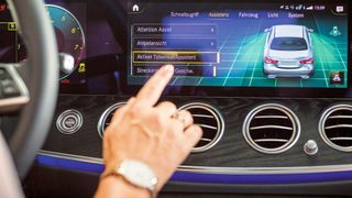 Für das Nachrüsten von Fahrerassistenzsystemen ist das Kfz-Handwerk zuständig. Anbieter solcher Leistungen müssen in der Handwerksrolle eingetragen sein. (Bild: ProMotor)