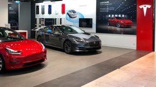 Tesla steht in der Kritik von Datenschützern. (Bild: Seyerlein/»kfz-betrieb«)