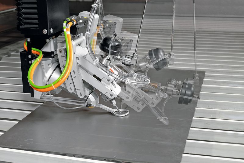 Gerüstet für die Zukunft: Die Wasserstrahlschneidanlage «ByJet Flex» von Bystronic unterstützt neben dem Zwei-Achs-Schneiden auch Schneidprozesse mit schwenkbarem 3D-Schneidkopf. (Bild: Bystronic)