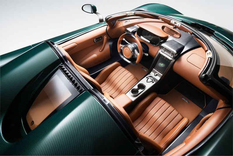 Das Cabrio ist im Innenraum mit hellbraunem Leder ausgekleidet. (Koenigsegg)