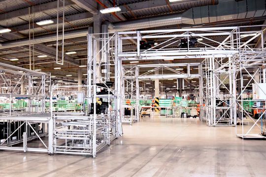 In einem beispielhaften Projekt für Toyota in Tschechien kombinierte Item Lineartechnik mit Karakuri/LCA. Über eine ausgeklügelte Brückenkonstruktion werden dort Klimaanlagen für Kleinwagen transportiert. In einem beispielhaften Projekt für Toyota in Tschechien kombinierte Item Lineartechnik mit Karakuri/LCA. Über eine ausgeklügelte Brückenkonstruktion werden dort Klimaanlagen für Kleinwagen transportiert.