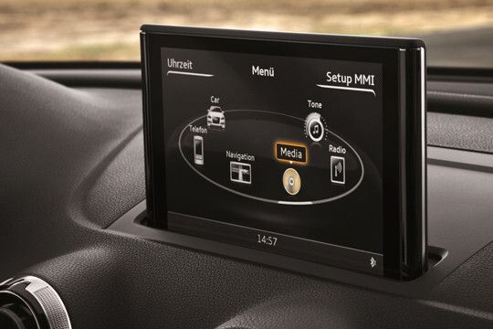 Der Bildschirm steht nun auf dem Armaturenbrett. (Foto: Audi)
