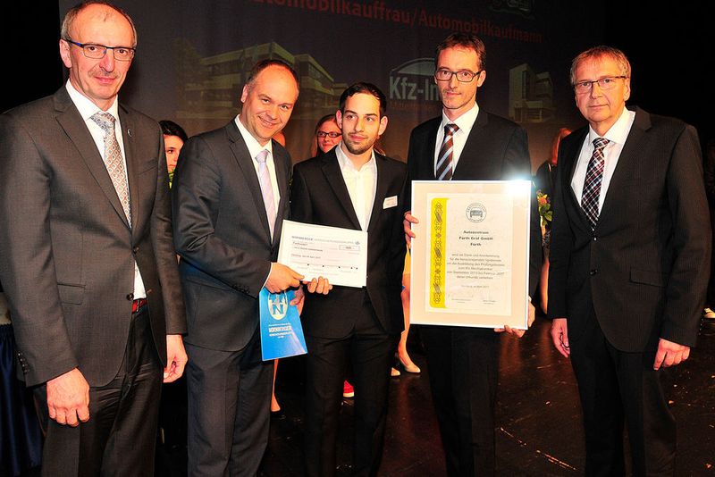Die Nummer eins bei der Kfz-Innung Mittelfranken: (v. li.) Richard Scharrer (stellv. OM), Christian Stettner (Nürnberger Versicherung), David Lämmermann und sein Ausbilder  Harald Krugmann, (Feeser und Graf Fürth) und Karl-Heinz Breitschwert	(Obermeister). (Zietz)