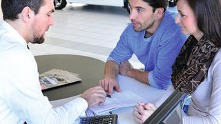 Wie schlägt sich der Handel im Verkauf von E-Autos? An mancher Stelle hapert es, wie eine Studie des Transfer-Instituts aus der Nähe von München zeigt. Verkäufer thematisieren unter anderem häufig Nachteile der Fahrzeuge. (© industrieblick - Fotolia)