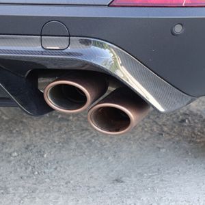 ... diverse Carbon-Elemente an Front- und Heckschürze oder die schräg übereinander gestellten, kupferfarbenen Endrohre.(Bild:  Schreiner – »kfz-betrieb«)