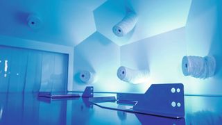 Kameras nehmen die Bauteile in der Bewegung auf, ohne dass diese aufwändig positioniert werden müssen. Für unterschiedlich geformte Bauteile ist keine Anpassung der Hardware notwendig. Die hochaufgelösten Bilder werden in Echtzeit ausgewertet und zeigen Maßhaltigkeits- und Oberflächenfehler. (Bild: Holger Kock/Fraunhofer-IPM)