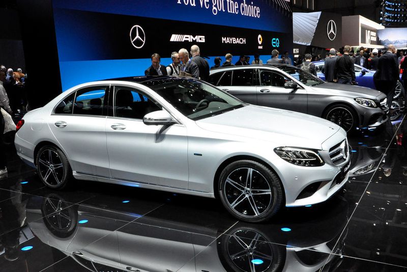 Die C-Klasse steht in einer facegelifteten Version in Genf. Die wesentlichen Änderungen betreffen die Technik, unter anderem mit neuen Motoren. (Wehner/»kfz-betrieb«)