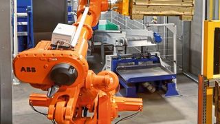 Strahlzelle mit Roboter, Strahlmaschine und Förderbändern. (Agtos)