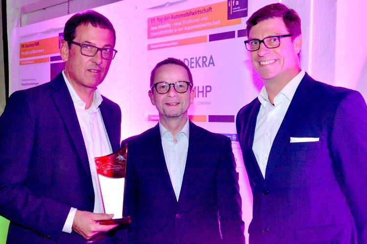 Den Award für den besten „Branchendienstleister“ nahmen Walter Konzmann (li.)  und René Baumann (re.) von Mercedes-Benz Consulting in Empfang. (IFA)