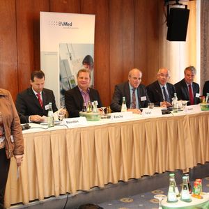 Moderiert von der Hamburger Medizinjournalistin Renate Harrington (li) kamen zunächst die Vertreter der MedTech-Unternehmen zu Wort…