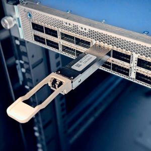 HPE/Juniper-PTX-Serie mit integriertem QKD-Pluggable – Quantensicherheit als Steckbares Modul in der Routerplattform.(Bild:  CUbIQ Technologies / HPE)