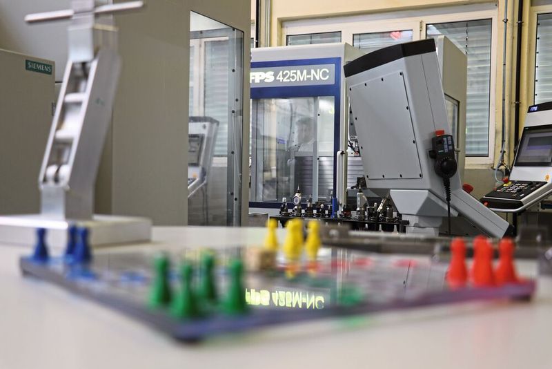 Die in der FPS Dualmaster integrierte Arbeitsschrittprogrammierung ist so intuitiv bedienbar, dass Lehrlinge und Praktikanten bei Hoerbiger schon nach dem ersten Schulungstag selbstständig die Oberfläche dieses Mensch-ärgere-Dich-nicht-Spiels programmieren können. (Bild: FPS Werkzeugmaschinen)