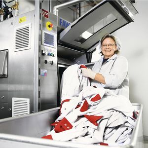 Der DBL Servicekreislauf: Nach Eingangskontrolle und Sortierung durchläuft die Kleidung einen gewebeschonenden und umweltgerechten Waschprozess.