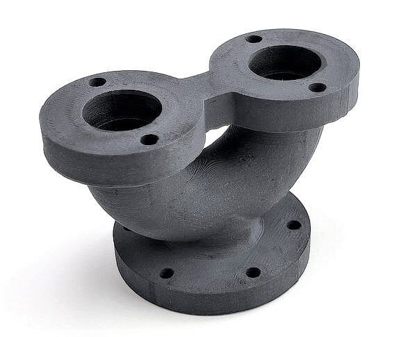 Und noch ein Beispiel für ein technisches Bauteil, das man mit dem Werkstoff „Extreme Carbon Fiber+PA12“ von Weerg additiv fertigen kann. Diesmal ein flanschartiger Verteiler. (Weerg)