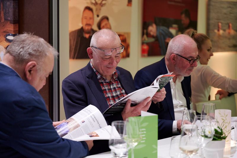 Impressionen vom ELEKTRONIKPRAXIS Frühlingsfest 2023 im Ketterer Kunst mit der Verabschiedung von Johann Wiesböck.  (Bild: © EYE AM CHRIS)