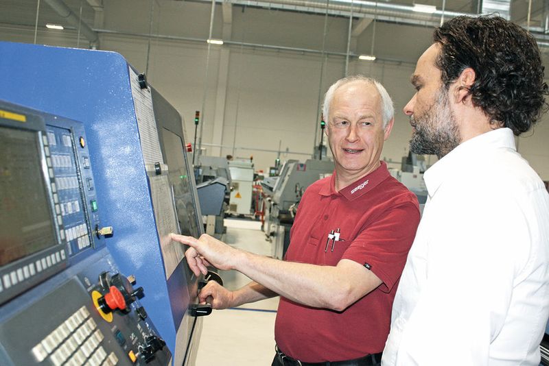 Wilhelm Seeger, Geschäftsführer der Seeger Präzisionsdrehteile GmbH (links), steht oft selbst noch an der Maschine. Zusammen mit dem Arno-Außendienstmitarbeiter tüftelt er an bedienerfreundlichen Lösungen. (Arno)